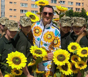 Дядя Жора присвятив пісню військовим дівчатам