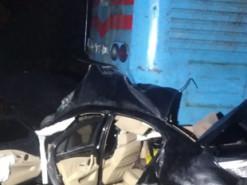 Під Львовом швидкий потяг зіткнувся з автомобілем, є жертви