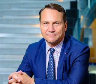 Сікорський відреагував на антиукраїнський допис польського судді, який утік до Білорусі