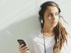 Эксперты предупредили о серьезной опасности регулярного использования наушников