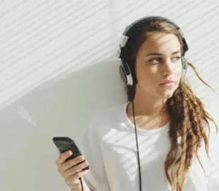 Эксперты предупредили о серьезной опасности регулярного использования наушников