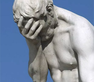 "Дно дна": росіяни передали маріупольцям пліснявий черствий хліб та лопати (фото)