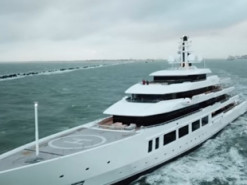 Найбільша, найдорожча, але екологічна: з’явилися фото і відео супер’яхти Джеффа Безоса