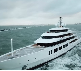 Найбільша, найдорожча, але екологічна: з’явилися фото і відео супер’яхти Джеффа Безоса