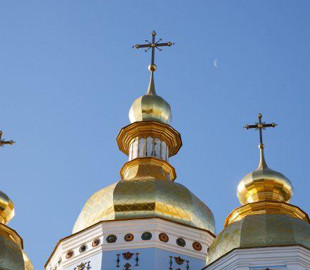 Одна из девушек извинилась за распитие алкоголя и курение в киевской церкви: это была глупость