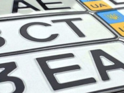 В Україні дозволили перезакріплювати номерні знаки за авто родичів