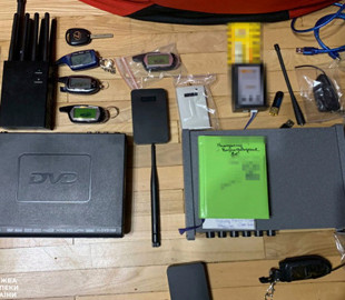 В Киеве правоохранители разоблачили сеть поставки и сбыта устройств для угона элитных автомобилей