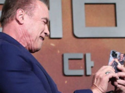 Арнольд Шварценеггер высмеял iPhone 11: курьезное фото