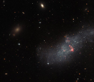 Hubble сфотографував карликову галактику в сузір’ї Ворона
