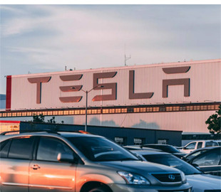 Автопилот Tesla отключается за секунду до аварии