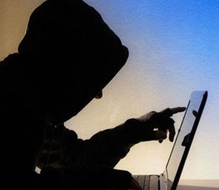 Жителька Хмельниччини хотіла допомогти знайомому, але кошти потрапили до рук шахраїв