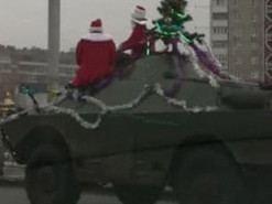 Деды Морозы на военной технике в Киеве развеселили сеть
