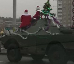 Деды Морозы на военной технике в Киеве развеселили сеть