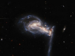 Hubble сделал эффектный снимок троицы ссорящихся галактик