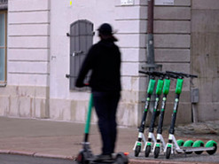 В Стокгольме начнут штрафовать за брошенные на тротуаре электросамокаты