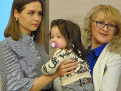 У 9-місячного немовляти з України виросло довжелезне волосся