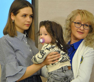 У 9-місячного немовляти з України виросло довжелезне волосся