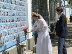 Фото дня. Пара, яка повінчалася у перший день війни і пішла у тероборону, вдягнула весільне вбрання