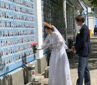 Фото дня. Пара, яка повінчалася у перший день війни і пішла у тероборону, вдягнула весільне вбрання