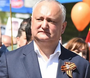 Бывший президент Молдовы Додон покрасовался георгиевской лентой и получил штраф