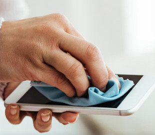 Може зіпсувати екран — чим не можна протирати скло смартфона