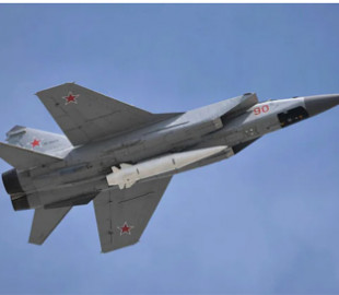 Здатна вражати рухомі й нерухомі цілі: що відомо про ракету "Кинджал", якою РФ б'є по Україні