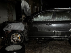 В Україні судитимуть двох дівчат, які в пошуках «легкого» заробітку в інтернеті підпалювали автівки громадян