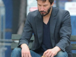 Киану Ривз рассказал, о чем думал на фото, которое стало мемом «Грустный Киану»