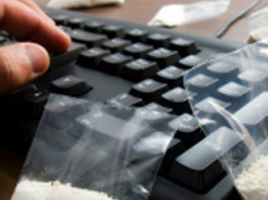 На Буковині судитимуть чоловіків, які продавали наркотики через інтернет