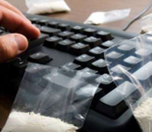 На Буковині судитимуть чоловіків, які продавали наркотики через інтернет