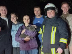 Під Києвом рятувальники рятували жінку, яка хотіла врятувати котика