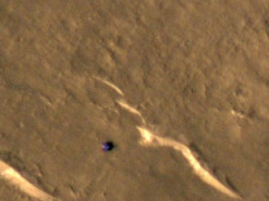 Орбитальный аппарат NASA запечатлел китайский ровер и отследил его следы на Марсе (фото)