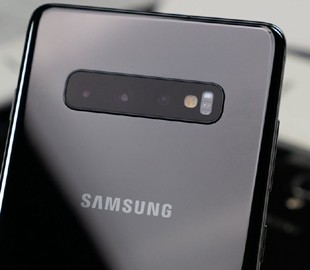 Фото наглядно подтверждает превосходство экрана Samsung Galaxy S10+ над дисплеем Samsung Galaxy Note 9