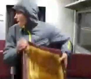 Вандалы разгромили вагон пригородного поезда и показали видео в соцсети