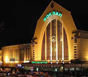 Заряжайся на вокзалах и в поездах: Укрзализныця установит розетки с USB-портами