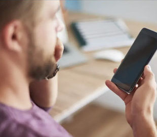 Поширені помилки, які розряджають iPhone та Android-смартфони: як їх уникнути