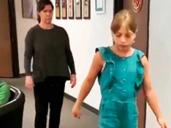 Зеленська показала, як 11-річна Яна з Краматорська вчиться ходити на протезах у США