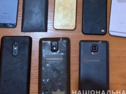 Поліцейські затримали 19-річного юнака, який обікрав магазин мобільних телефонів