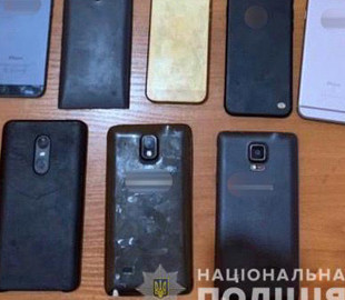 Поліцейські затримали 19-річного юнака, який обікрав магазин мобільних телефонів