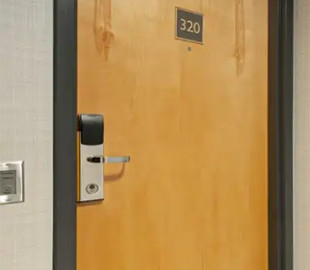 Хакери виявили, що звичайні смартфони можуть відкрити двері мільйонів готельних номерів