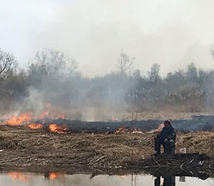 Журналисты нашли героя видео про «огненную рыбалку»