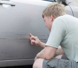 Нова технологія дозволяє самостійно видалити подряпини на авто за пів години