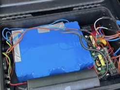 Українські механіки розбирають старі Tesla, щоб під'єднати електроприлади до акумуляторних батарей