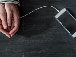 Учёные выяснили, как отказ от смартфона влияет на психическое здоровье человека