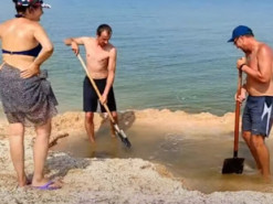 Туристы придумали оригинальный способ спастись от медуз в Азовском море