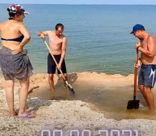 Туристы придумали оригинальный способ спастись от медуз в Азовском море