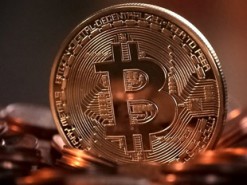 Украинские депутаты и чиновники начали избавляться от биткоина