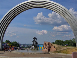 В Киеве на месте Арки дружбы народов в 1970-х было колесо обозрения. Архивное фото