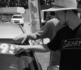 Блогер безвозмездно раздал дюжину авто незнакомым людям