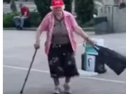 Мережу підірвало відео, як бабуся в центрі Києва "запалює" під хіт "Допоможе ЗСУ"